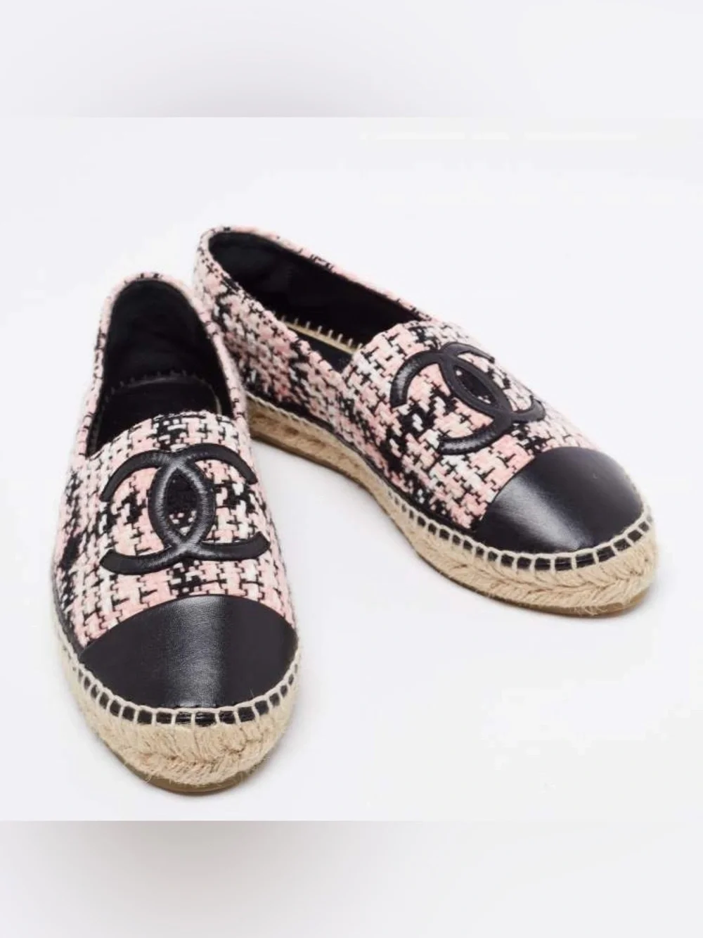 $780 Chanel
Chanel Black/Pink Tweed And Leather CC Cap
Toe Flats size 35 - Picture 3 of 11